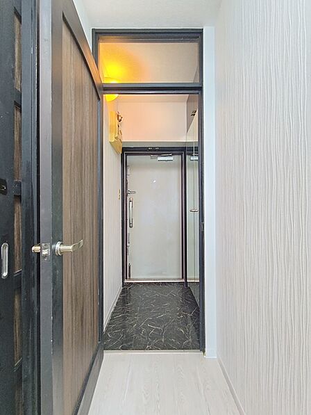 大きな靴棚を配した玄関ホール。 靴棚に設置した姿見鏡はお出かけ前の身だしなみチェックにお役立てください！