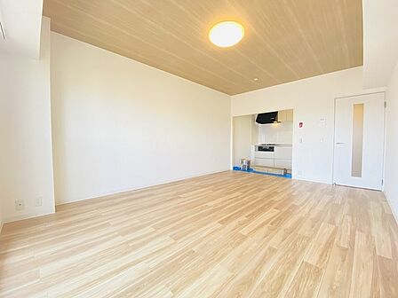 どんな家具にでも相性が良い清潔感ある白色調のクロスを採用。主張しすぎない配色、耐久性にも優れた床材は日々のメンテナンスも楽に、快適に過ごして頂けるよう考えられています。 