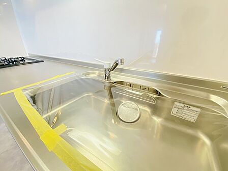 収納量豊富なシステムキッチン。明るい光が差し込み調味料置き場などに役立ちます。カウンターキッチンと違い、背面を広く使えるので自由度が高いのも嬉しいですね。 