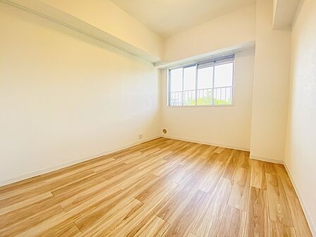 どんな家具にでも相性が良い清潔感ある白色調のクロスを採用。主張しすぎない配色、耐久性にも優れた床材は日々のメンテナンスも楽に、快適に過ごして頂けるよう考えられています。 
