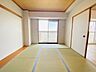 和室：バルコニーに面した6.8帖の和室。開口部からは優しい陽光が差し込み心地よい風が通り抜けます。 