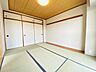 室内：どんな家具にでも相性が良い清潔感ある白色調のクロスを採用。主張しすぎない配色、耐久性にも優れた床材は日々のメンテナンスも楽に、快適に過ごして頂けるよう考えられています。 