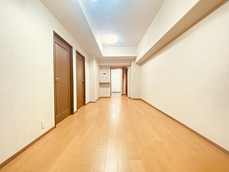 家族の集うリビングには色々な方向から光が差し込む設計に。家族のコミュニケーションが弾むスポットだから明るい雰囲気であってほしい。 