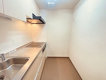 収納量豊富なシステムキッチン。明るい光が差し込む窓も調味料置き場などに役立ちます。カウンターキッチンと違い、背面を広く使えるので自由度が高いのも嬉しいですね。 