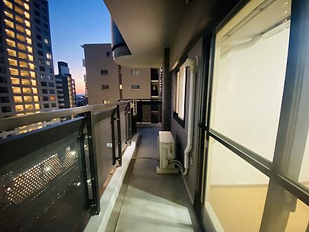 陽ざしが差込む明るいバルコニー。奥行きのあるバルコニーはお洗濯時に助かります。 