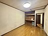 洋室：今からここを誰のお部屋にしようか、そんな洋室。大きさは6帖です。 