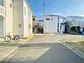 周辺：周辺の街並み 戸建てが立ち並ぶ静かな住宅街。四季折々の移り変わりを感じながら自然と楽しみ、暮らす、そんな毎日を日々の中で感じられる住環境 （30m）