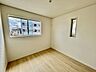 子供部屋：衣類の整理整頓に嬉しいクローゼット付きのお部屋。お子様のお部屋としても便利です。 