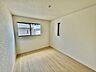 子供部屋：2面採光を確保した明るい室内は、爽やかな風を感じる居心地の良い空間です。 