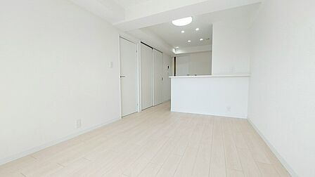 家族団欒のリビング。陽光差し込む食卓には家族の会話とスマイルが溢れます。いつまでもここで食卓を囲みたくなる、そう感じさせてくれるスペース。