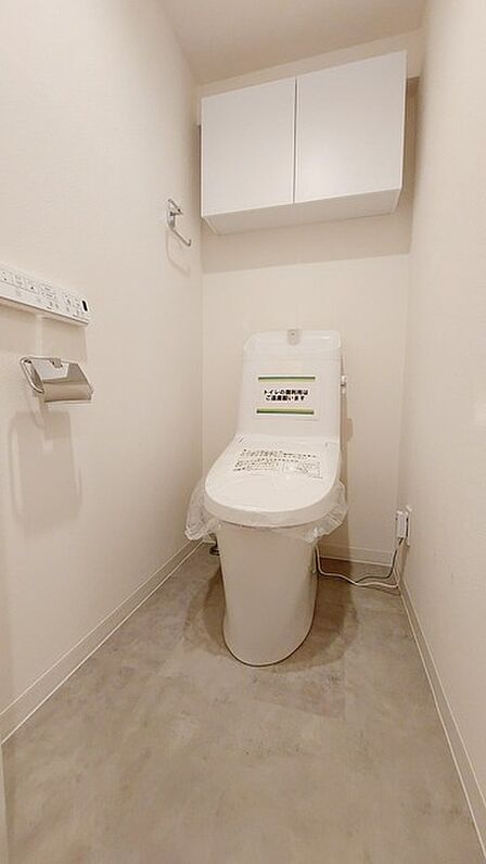 ウォシュレット機能付きのトイレ。収納もあり実用性も兼ね備えた造り。