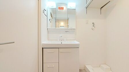 お出かけ前の身だしなみに一歩差がつく三面鏡。ミラー裏にはたっぷり収納もございます。