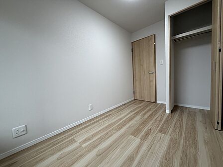 今からここを誰のお部屋にしようか、そんな洋室。大きさは4.0帖です。