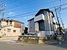 外観：前面道路は広く、駐車がしやすいです。駐車スペース2台分ございます。 