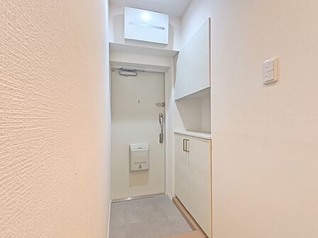 セパレート式の靴棚を配した玄関ホール。 靴の収納はもちろん、小物を飾って玄関をオシャレに彩ることも。
