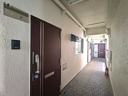 綺麗なダブルロック式の玄関ドア。 建物は適切に管理・修繕されております。