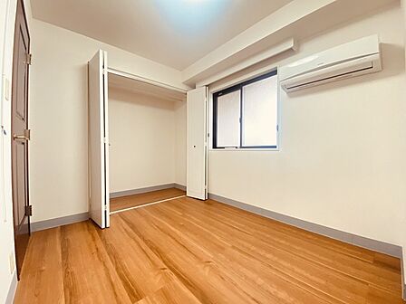衣類の整理整頓に嬉しいクローゼット付きのお部屋。お子様のお部屋としても便利です。