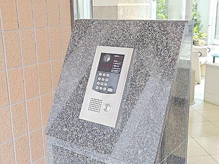 マンションの入口にはオートロック機能を完備。防犯性能が高く、安心してお住まいいただけます。