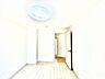 子供部屋：今からここを誰のお部屋にしようか、そんな洋室。大きさは6帖です。 