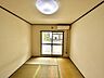和室：和室があるとやはりどこか心落ち着いてしまいます。客間としてもちょうど良い6帖。 