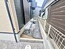 外観：戸建てならではのお庭スペース。BBQやガーデニング、お子様のプールなど、、、、様々な楽しみ方ができるプライベート空間。ご家族皆さままで思いっきりお楽しみください。 