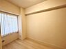 子供部屋：大きな開口部から明るい光が差し込む、日中の室内の明るさがこの部屋の魅力です。 