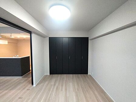 扉を開放するとLDKと洋室を一体利用できる空間！扉を閉めると独立した空間としても活用できます。 