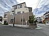 外観：落ち着いた街並みに溶け込む、洗練された印象の佇まい。周囲の景色と調和し、穏やかな日常を予感させます 