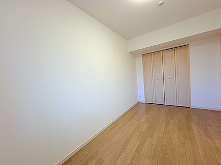 どんな家具にでも相性が良い清潔感ある白色調のクロスを採用。主張しすぎない配色、耐久性にも優れた床材は日々のメンテナンスも楽に、快適に過ごして頂けるよう考えられています。