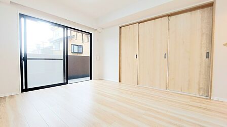 家族や友人、両親、親戚とこれから沢山の時間を紡ぐのだろう。そこを彩るのは窓から見える青い空、心地よい緑。そんなイメージが膨らむリビングスペース。
