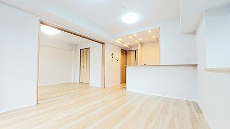 家族が一番集まる場所だから広々としつつも素敵な空間であって欲しい。皆がくつろぐリビングからキッチンまでが一つに繋がる空間。