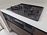 設備：新品のビルトイン型コンロ＆グリル。 3口あれば、大きなフライパンを使いながら横でお湯を沸かせます！