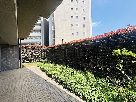広めのバルコニーは風通しも良くお洗濯物もしっかりと干すことができます!