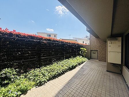 陽ざしが差込む明るいバルコニー。奥行きのあるバルコニーはお洗濯時に助かります。