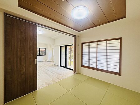 どんな家具にでも相性が良い清潔感ある白色調のクロスを採用。主張しすぎない配色、耐久性にも優れた床材は日々のメンテナンスも楽に、快適に過ごして頂けるよう考えられています。