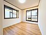 洋室：２階南東側洋室。朝日が差し込む気持ちの良いお部屋です。