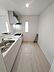 キッチン：夕食の時間。家族、友人、両親、親戚との会話がより料理を美味しくしてくれる。あっという間に時間が過ぎてしまう居心地の良さは、普段はほっとする空間としてここにあります。 