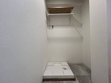 清潔感のある真っ白な壁が、心地よい清涼感と統一感をもたらすミニマルな空間設計です 
