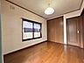 洋室：広々収納で、仕事着、普段着をまとめて収納できます。 