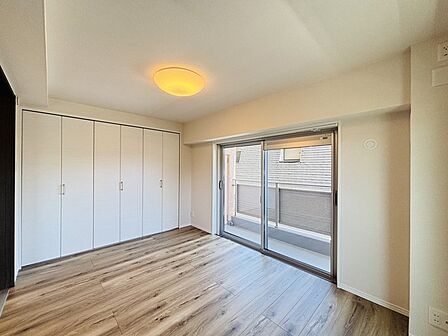 どんな家具にでも相性が良い清潔感ある白色調のクロスを採用。主張しすぎない配色、耐久性にも優れた床材は日々のメンテナンスも楽に、快適に過ごして頂けるよう考えられています。