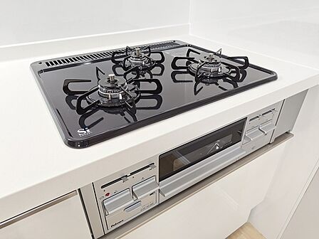 新品のビルトイン型コンロ＆グリル。 3口あれば、大きなフライパンを使いながら横でお湯を沸かせます！