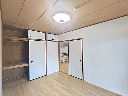 【洋室／約6帖】 元々は和室でしたが、フローリングを張って和洋室に仕上げました。