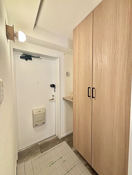 明るく開放的な玄関、靴の脱ぎ履きもしやすく、収納も豊富でご家族皆様の靴をスッキリ収納できます。 