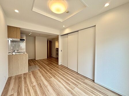 大きな開口部から明るい光が差し込むリビング。日中の室内の明るさがこの部屋の魅力です。 