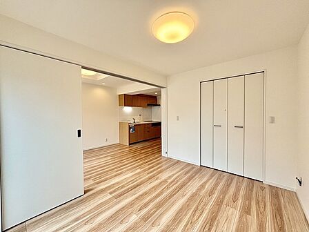 扉を開放するとLDKと洋室を一体利用できる空間！扉を閉めると独立した空間としても活用できます。 