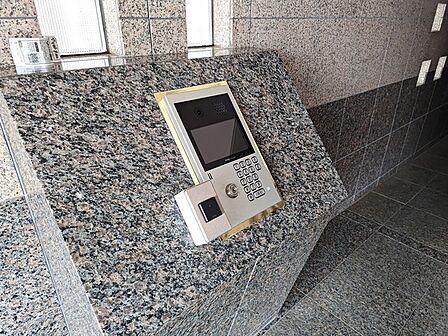マンションの入口にはオートロック機能を完備。 防犯性能が高く、安心してお住まいいただけます。