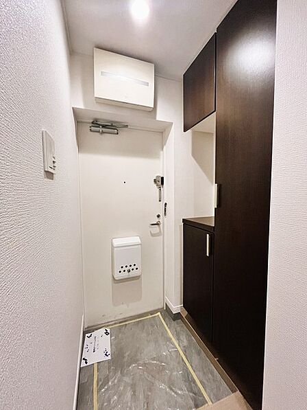 明るく開放的な玄関、靴の脱ぎ履きもしやすく、収納も豊富でご家族皆様の靴をスッキリ収納できます。 