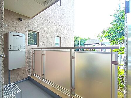 北側のサービスバルコニーには、物置もございます。