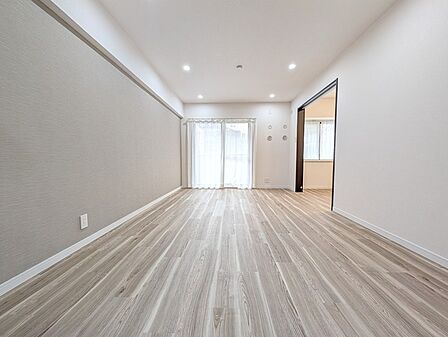 大きな開口部から明るい光が差し込むリビング。日中の室内の明るさがこの部屋の魅力です。