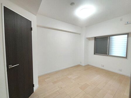 どんな家具にでも相性が良い清潔感ある白色調のクロスを採用。主張しすぎない配色、耐久性にも優れた床材は日々のメンテナンスも楽に、快適に過ごして頂けるよう考えられています。